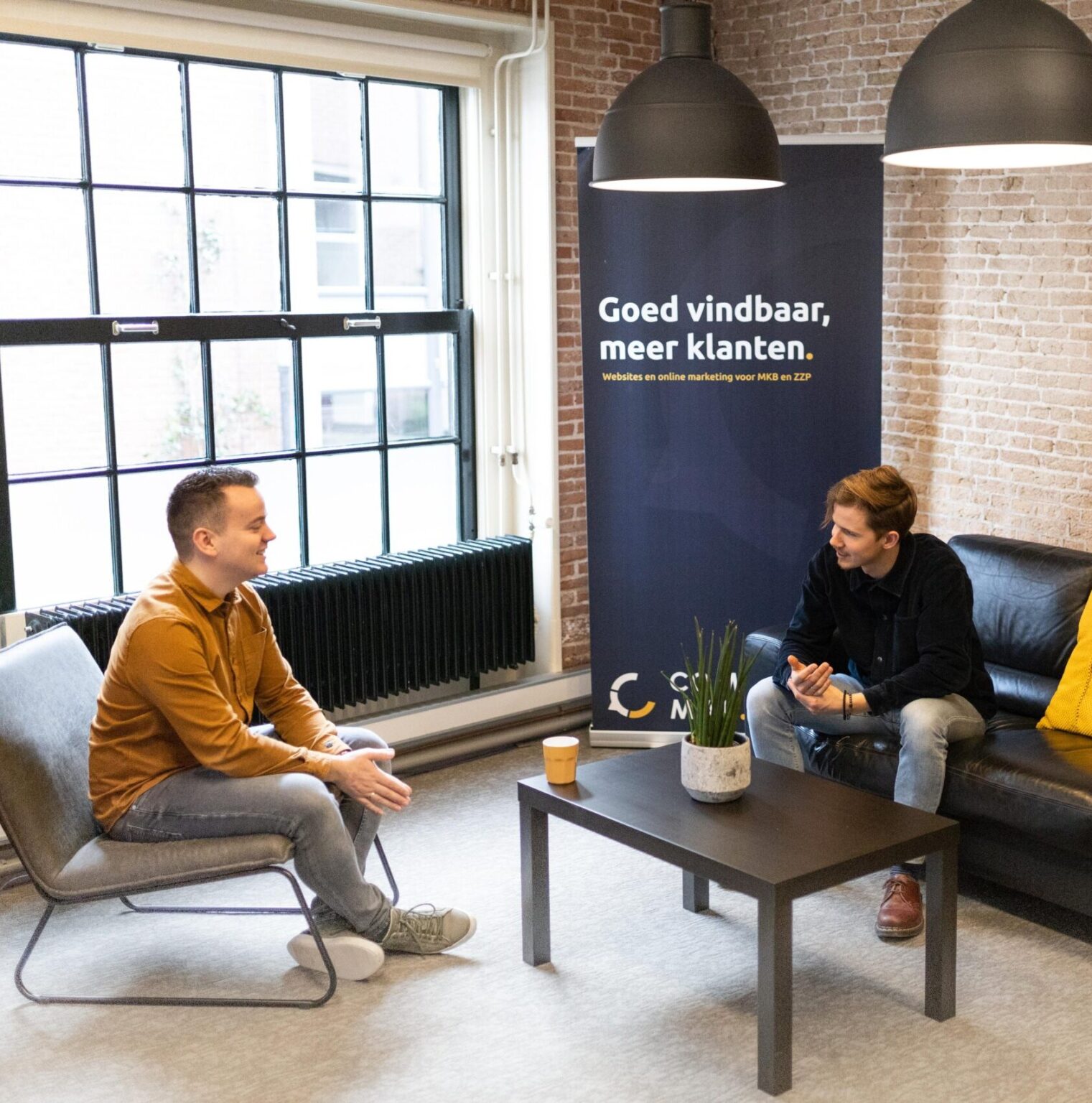 Maarten en Jeroen in gesprek op kantoor aan de Bomkade